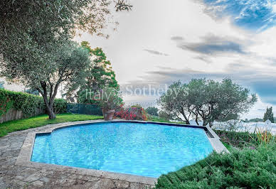 Villa with pool and garden 2