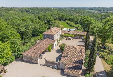 Propriété avec piscine 1