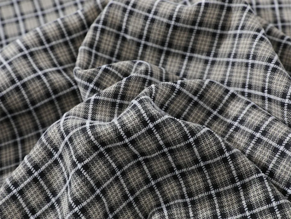 Camicia a maniche corte a quadri da uomo, perfetta per un look casual e alla moda. Comfort e stile per ogni occasione.