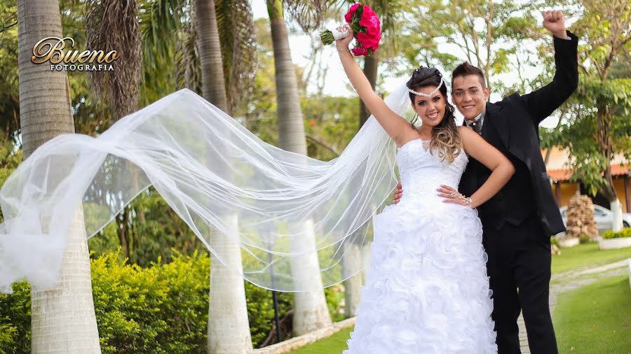 Fotografo di matrimoni Gustavo Bueno (gustavobueno). Foto del 11 maggio 2020