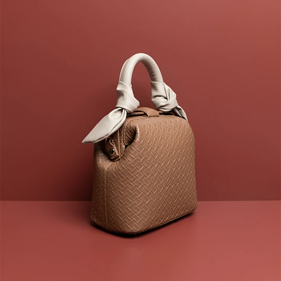 Dames Echte Koeienhuid Bucket Bag. Stijlvolle en ruime leren tas, ideaal voor dagelijks gebruik. Duurzaam, praktisch en een tijdloos ontwerp.