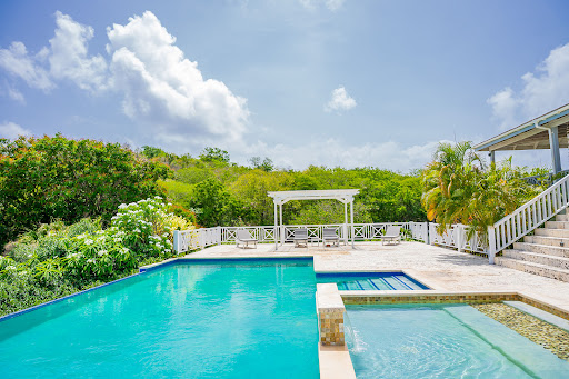 Seaside house with pool and garden 4