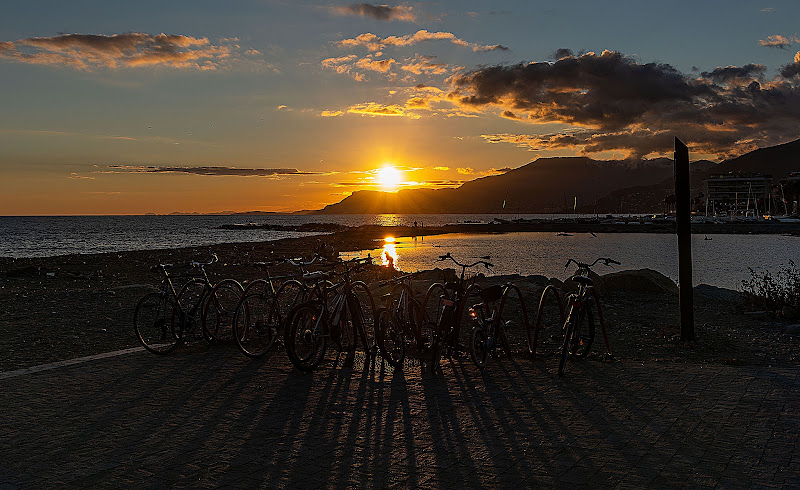 Una corsa in bicicletta a vedere il tramonto di Ocram
