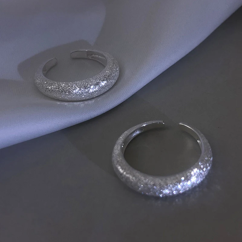 Bague All-Star Frosted Bright pour femme. Un éclat givré pour sublimer votre style. Parfaite en toute occasion, elle illumine votre main.