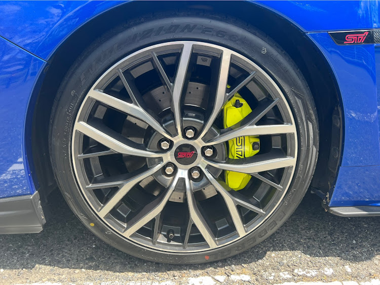 WRX STIのフェデラル・FEDERAL EVOLUZION F60・タイヤ交換に関するカスタム事例の投稿画像1枚目