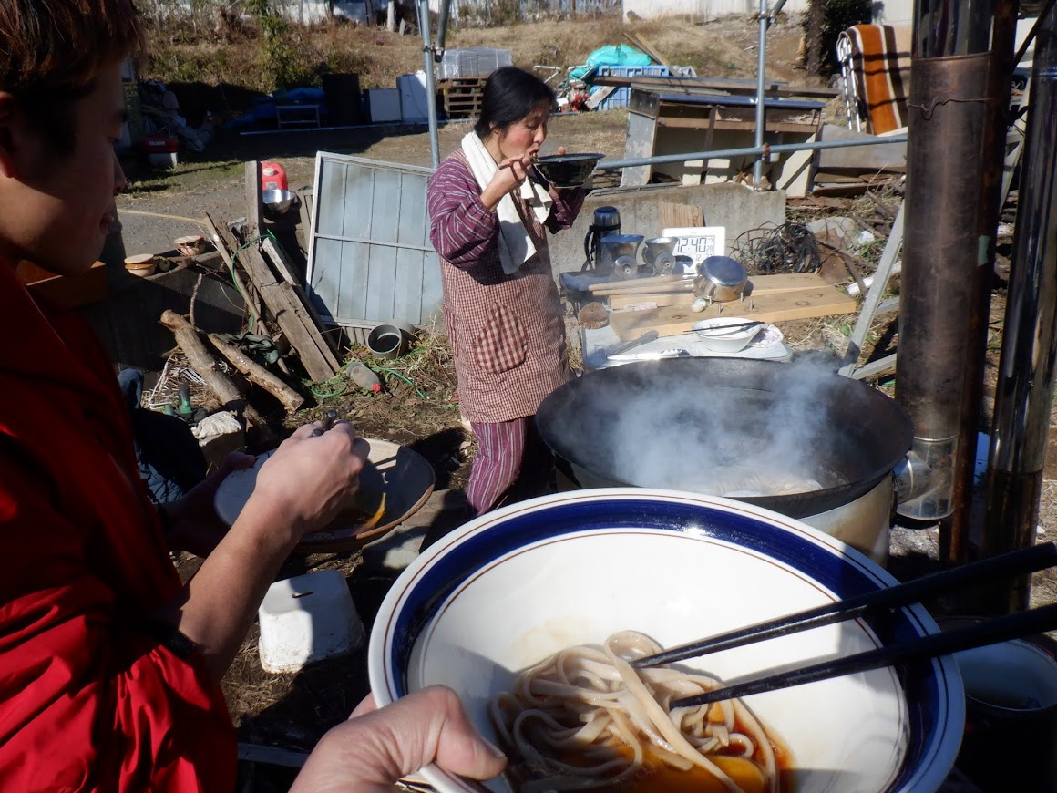 ある日、味噌づくりの後で釜揚げうどんにしました。うちの鶏ちゃんの卵も入れておいしかったー。