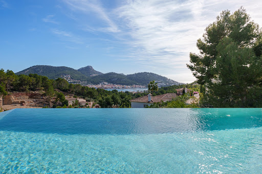 Seaside house with pool and garden 5