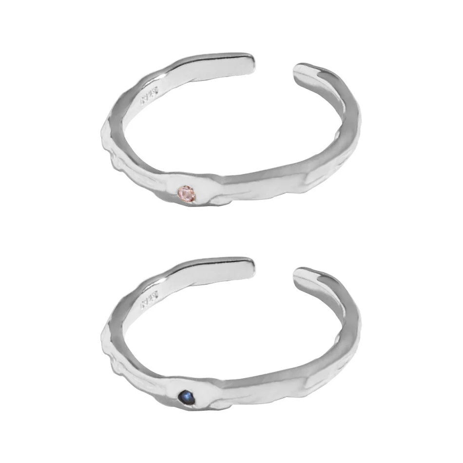 Gepersonaliseerde damesring van Sterling Zilver S925 met micro-ingezette zirkonia's, onregelmatig oppervlak en textuur, perfect te combineren.