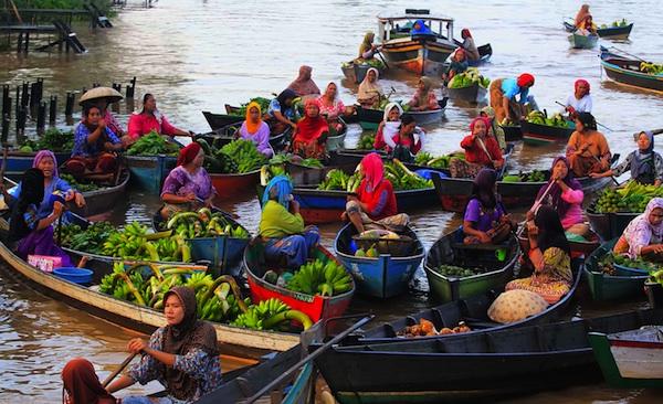 Tác phẩm “Chợ nổi trên sông” - Những người phụ nữ đang mua bán tại chợ nổi trên sông Martapura, Banjarmasin, miền Nam Kalimantan của tác giả Dwi Pambudo Rakyat Merdeka, Indonesia