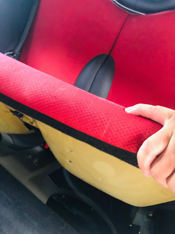 ミニ コンバーチブルの暑いので水分補給をして下さい・目指せPickUpCars・ガイドが欲しい・上手く上がらないし、下がらない・ミニクーパー R52 リアウィンドレギュレーター交換に関するカスタム事例の投稿画像1枚目