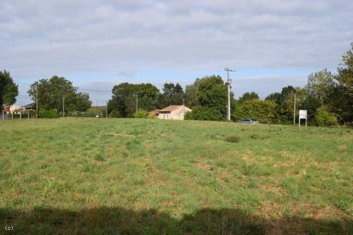 Vente terrain  4020 m² à Ruffec (16700), 27 000 €