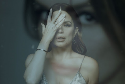 Na Severininoj Facebook stranici premijerno je objavljen videospot za novi singl 'Mrtav bez mene'