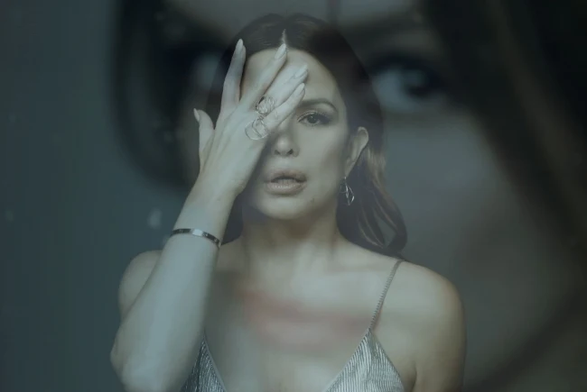 Na Severininoj Facebook stranici premijerno je objavljen videospot za novi singl 'Mrtav bez mene'