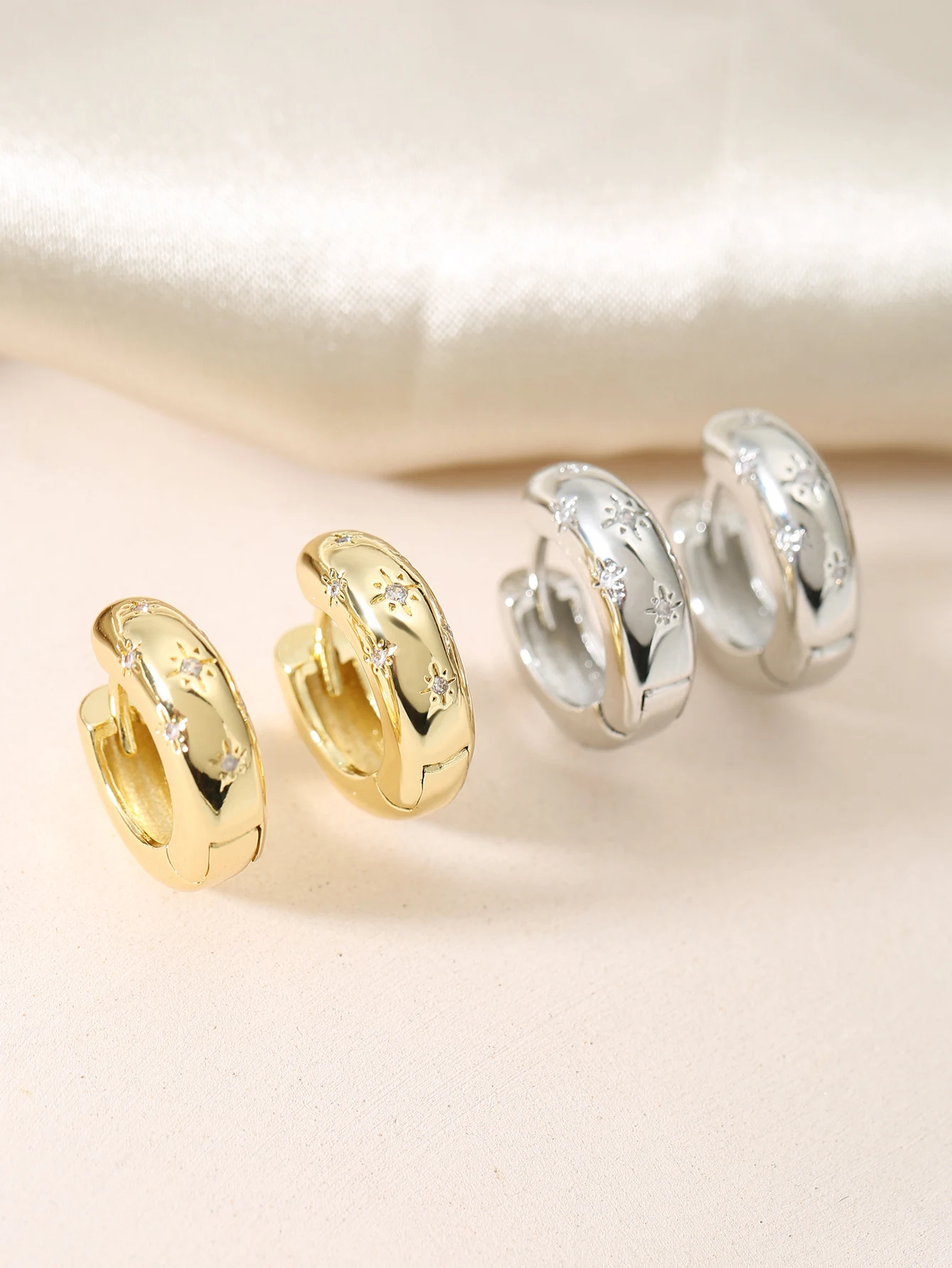 Title 6, Franse retro oorbellen met strass. Elegante sie...