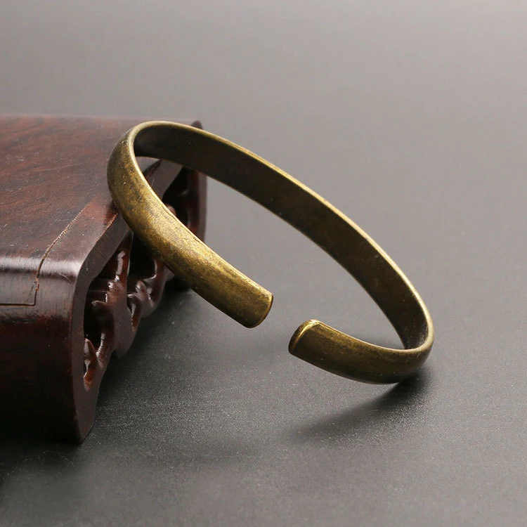 Vintage Messing Imperiale Concubine Armband voor Dames, Open. Een tijdloos en elegant sieraad. Ideaal voor een vleugje verfijning.