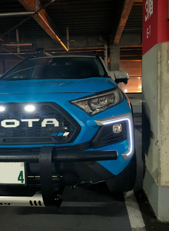 RAV4の左半顔写真展・グリルガード装着・ラプターグリル・自作ブラケットに関するカスタム事例の投稿画像1枚目