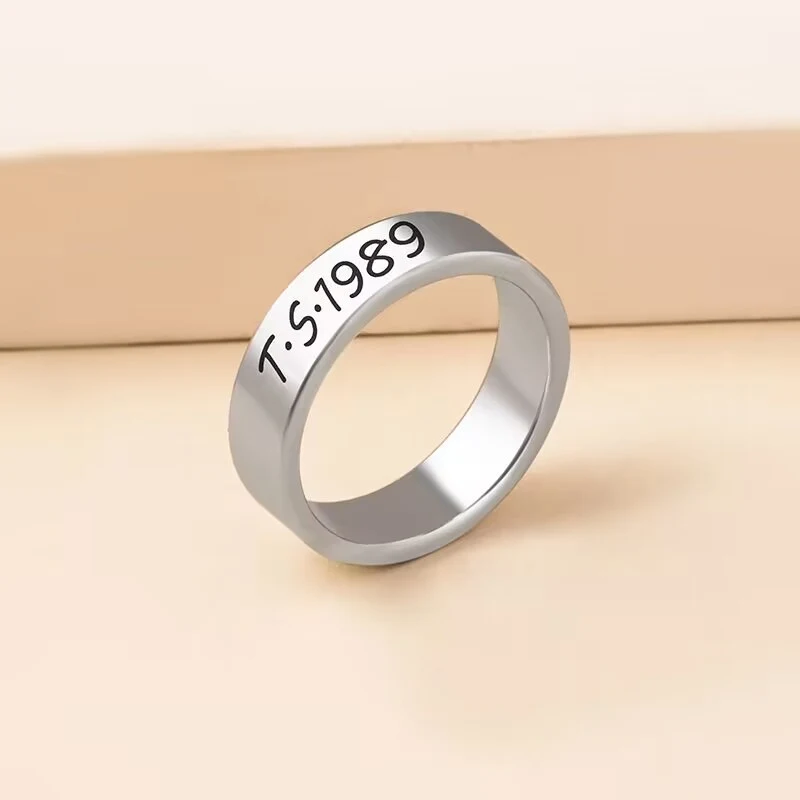 Bague femme 1989 en acier inoxydable, élégante et durable. Bijou idéal pour un usage quotidien. Un style intemporel et une qualité supérieure.
