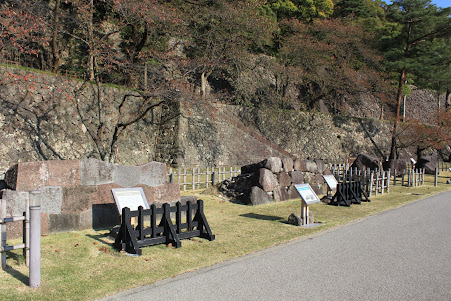 金沢城：展示されているの石材