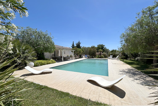 Contemporary house with pool and garden 4