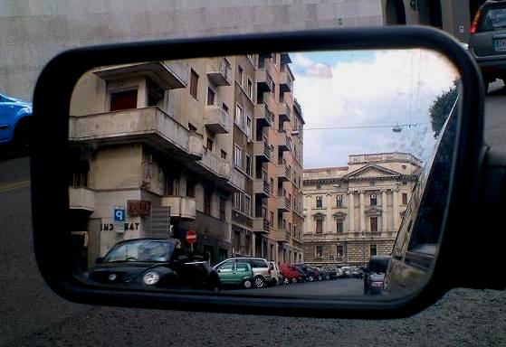 Tribunale nello specchio di BINGA-BONGA