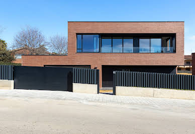 House with pool and garden 17