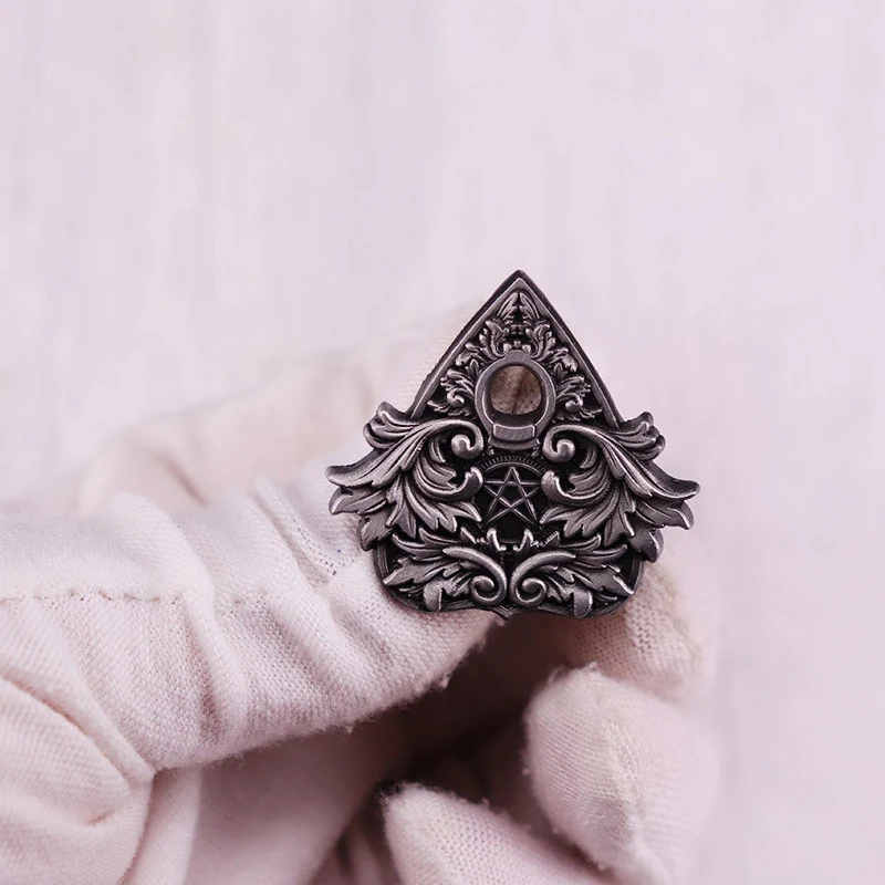 Broche de aleación con forma de corazón Adorna con elegancia tu ropa. Diseño duradero y encantador para expresar amor y estilo. Un accesorio ideal.