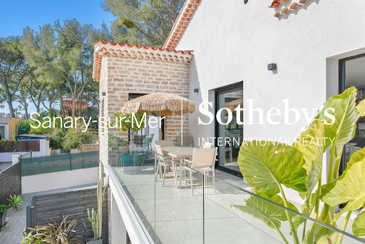 Modern terrace with outdoor furniture and umbrella - House purchase in Bandol, 7 rooms, 4 bedrooms