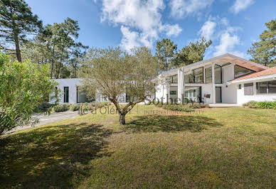 Seaside villa with pool 5