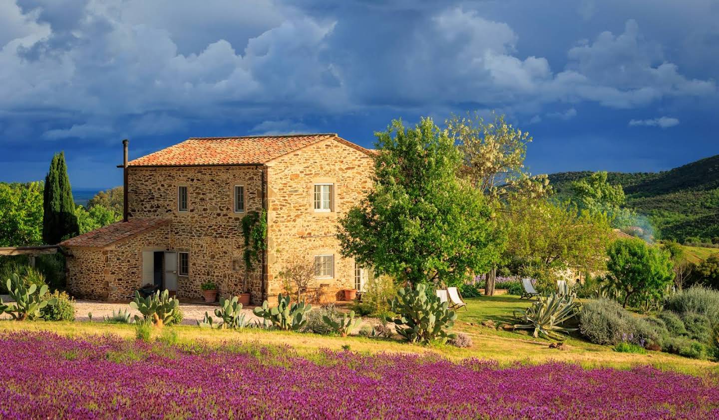 Corps de ferme avec jardin et piscine Manciano