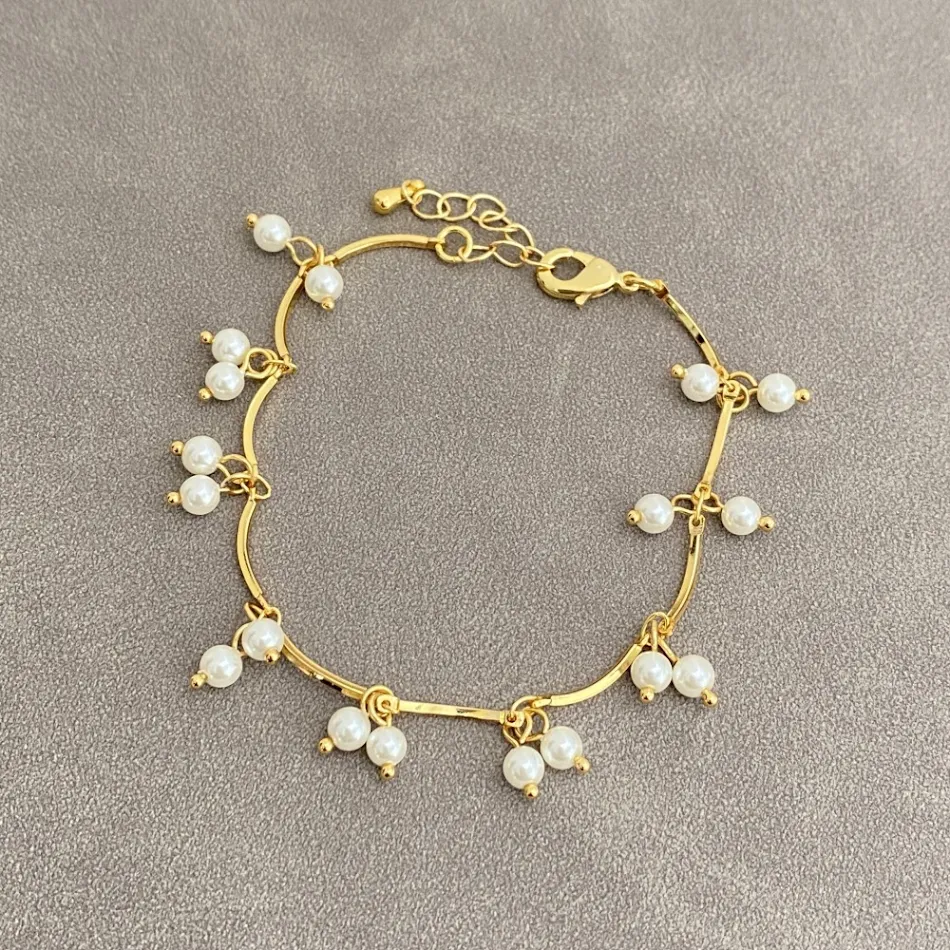 Collier individuel de petites perles pour femmes. Un bijou délicat et élégant, parfait pour toutes les occasions. Offrez-le !
