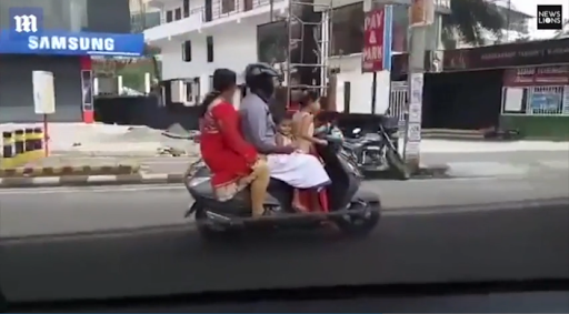 Con gái 5 tuổi chở bố mẹ và em gái 3 tuổi lao vun vút trên đường phố Ấn Độ