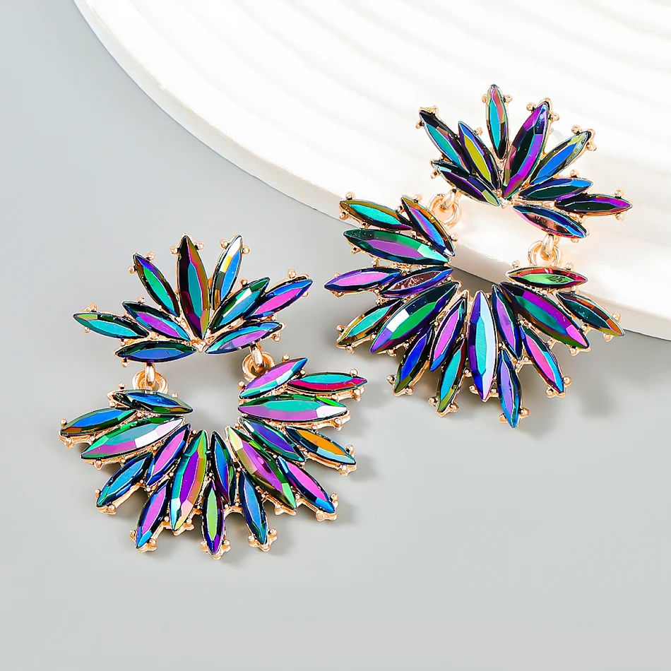 Brincos femininos de flor exagerada com diamantes, perfeitos para adicionar brilho e sofisticação a qualquer visual.