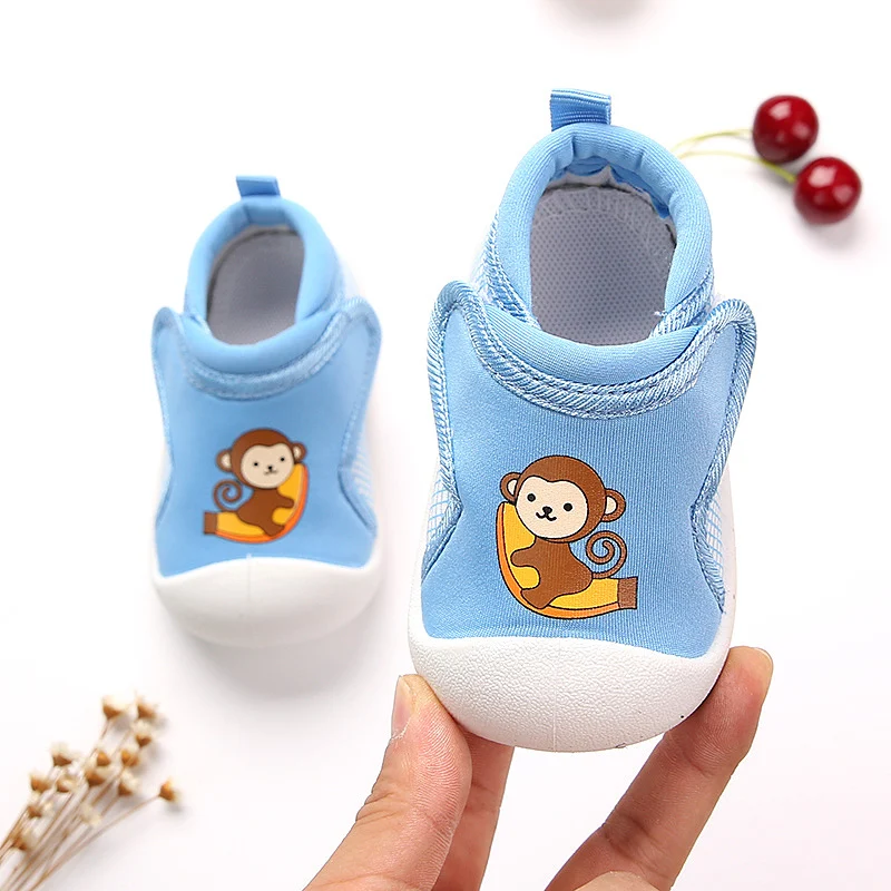Baby slofjes met zachte zool voor jongens en meisjes. Comfortabele en soepele schoentjes voor de eerste stapjes. Perfect voor de ontwikkeling.