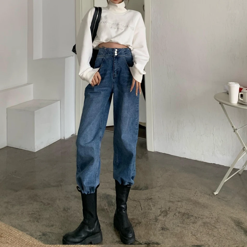 Jean taille haute femme, mode polyvalente et ample. Confort et style assurés pour un look tendance et décontracté. Idéal pour toutes les occasions.