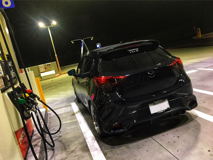 デミオの３連休・ガソリンスタンドは盛れる・写真撮りに行きたいに関するカスタム事例の投稿画像1枚目