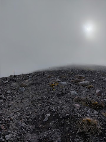 Fanthams Peak and Syme Hut Track Scree and low visibility