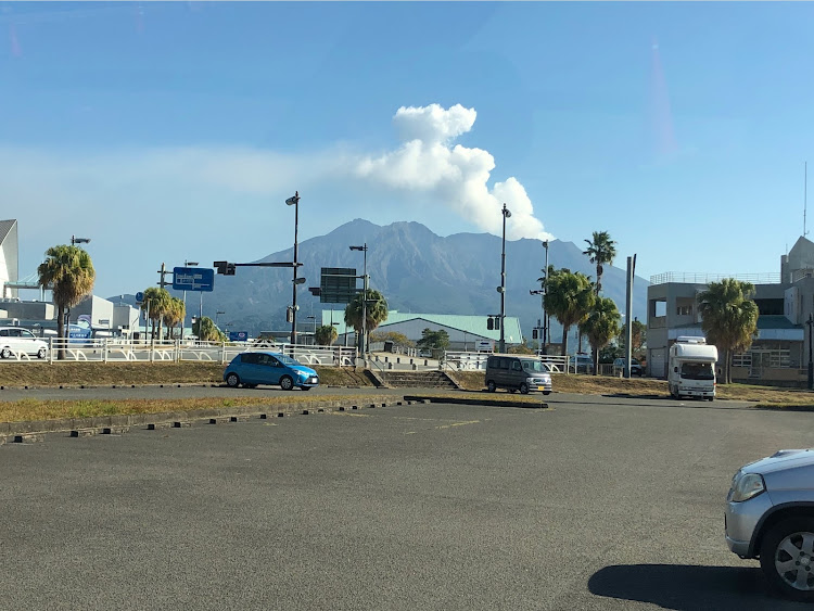 レジアスエースバンの鹿児島・ハイエース200系・2インチダウン・12月もよろしくお願いします・フェイスチェンジに関するカスタム事例の投稿画像2枚目