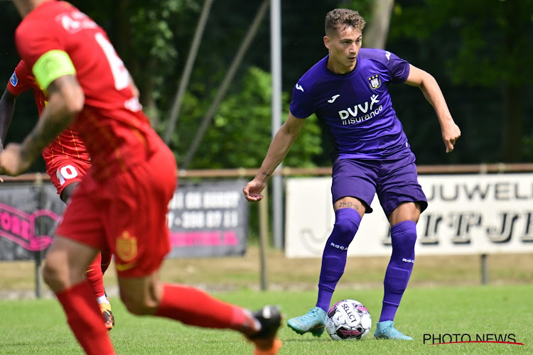 🎥 Esposito toont meteen wat hij kan met een bal in eerste oefenwedstrijd