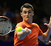 Ongezien: gefrustreerde bad boy Bernard Tomic geeft zege cadeau door service met handvat te retourneren