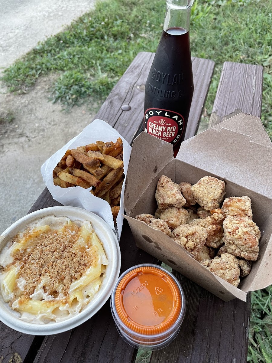 Popcorn chicken, Buffalo dipping sauce, mac & cheese, fries, and drink 😋