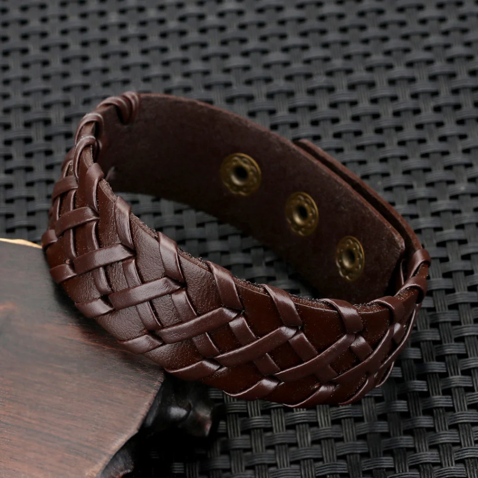 Pulseira masculina de couro trançado preto, ajustável e elegante. Acessório de moda ideal para homens, confortável e versátil.