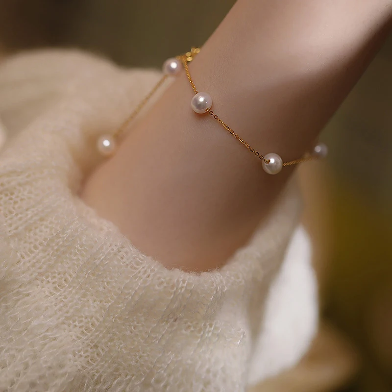 Bracelet femme en perles de culture d'eau douce naturelle et simple. Un bijou de mode élégant pour un style intemporel et naturel, parfait pour toutes les occasions.