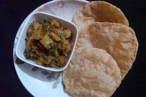 4 Poori With Dry Sabji And Pickle