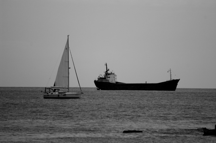 La barca a vela e la petroliera. di Lamberto