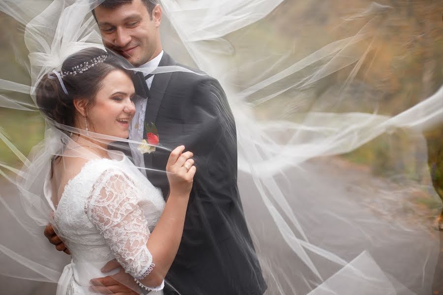 Fotógrafo de casamento Valentina Likina (likinaphoto). Foto de 9 de setembro 2016