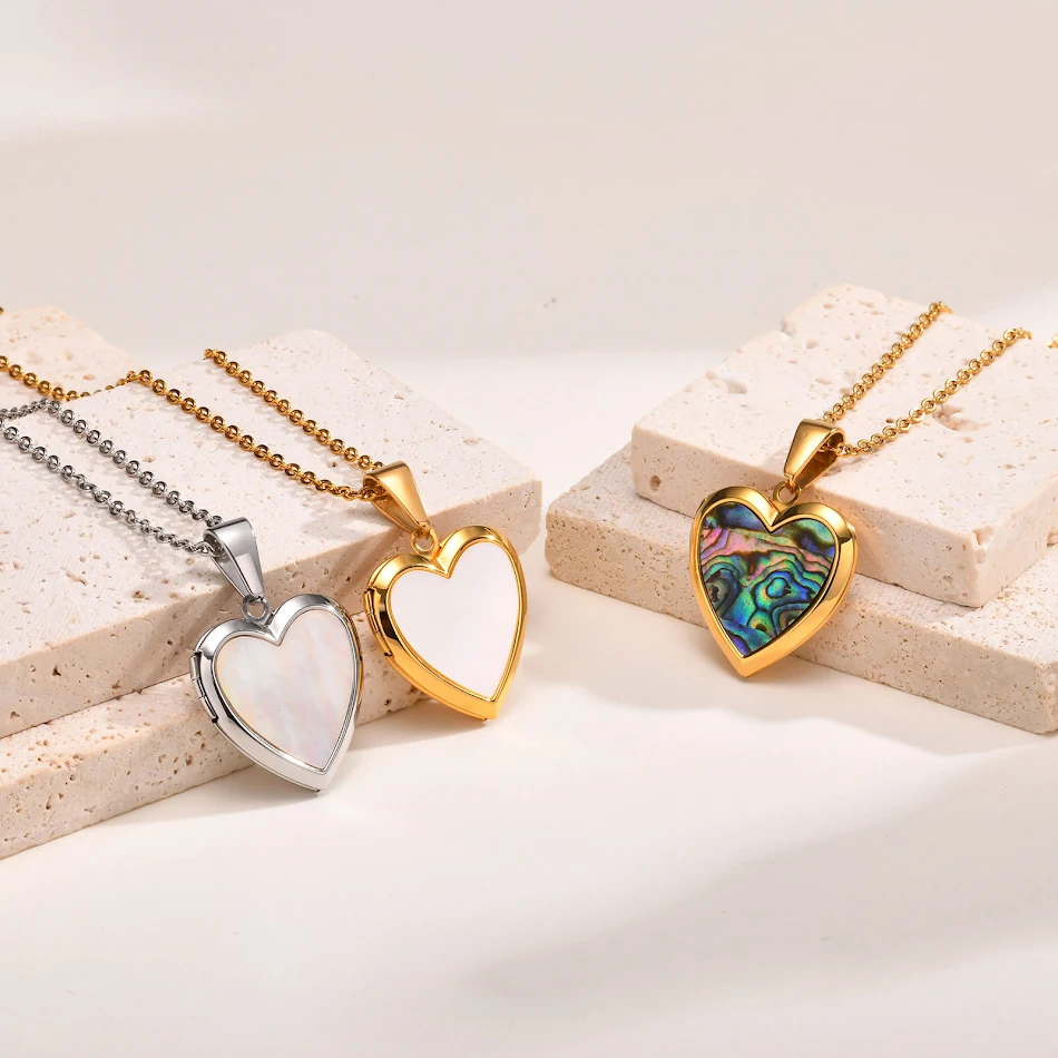 Collier femme pendentif coeur doré motif abalone coquillage blanc. Un bijou élégant pour sublimer votre décolleté et parfaire votre tenue.