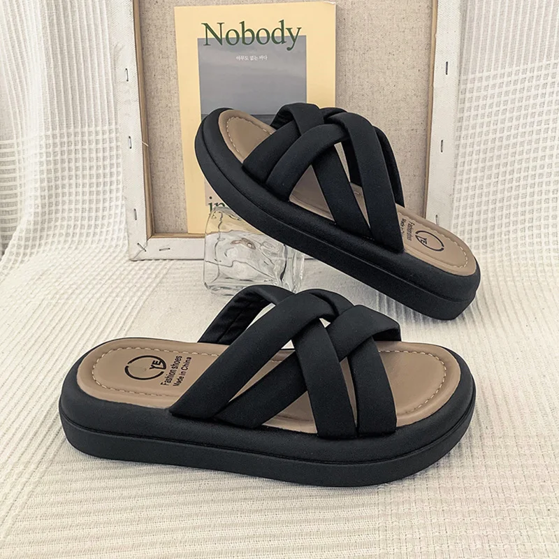 Chinelos femininos de verão para atividades ao ar livre, moda e conforto. Perfeitos para praia, piscina ou passeios sob o sol. Leves e estilosos.