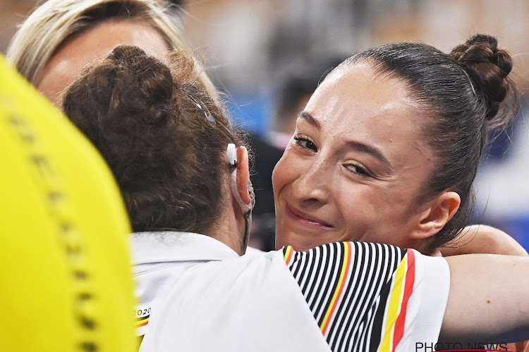 🎥 Daar is die gouden medaille! Nina Derwael blijft mentaal overeind in bizarre finale en is olympisch kampioene!