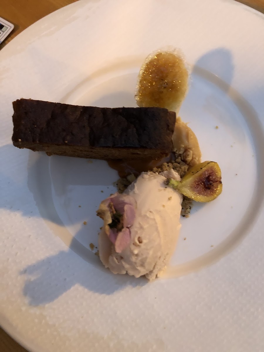 Banana bread (gf) with wine ice cream