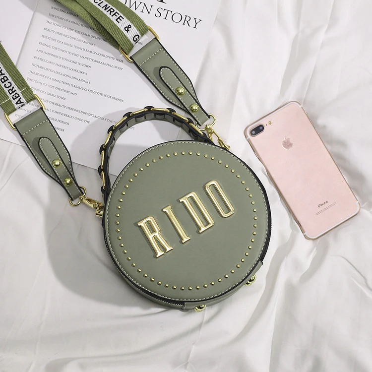 Petit sac rond à rivets, idéal pour le quotidien. Élégant et polyvalent, parfait pour transporter vos essentiels avec style et confort.